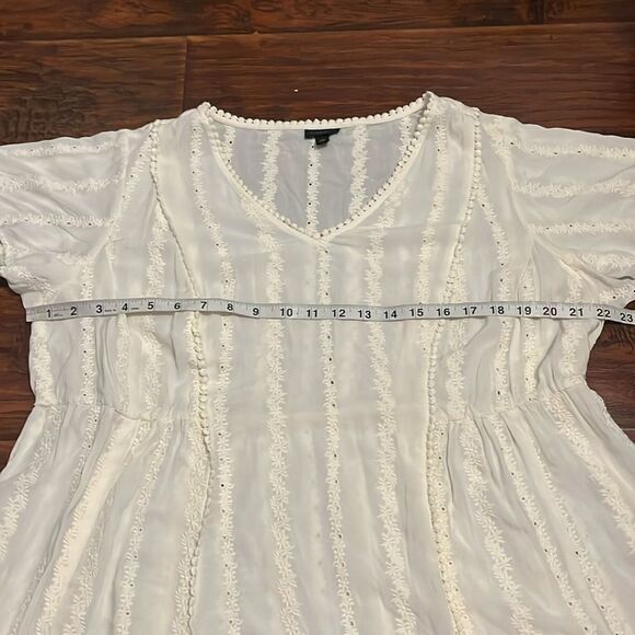 Torrid White Semi Sheer Textured V-Neck Embroidered Boho Top Cottage Core - Picture 10 of 13